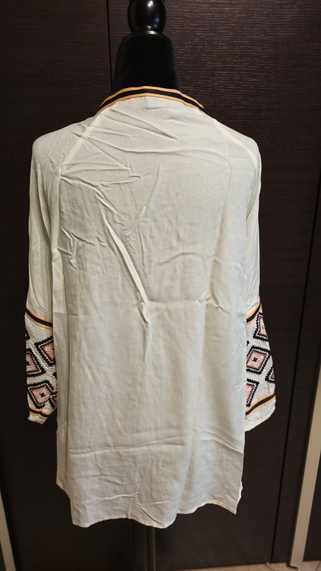 Blusa estiva bianca ricamata