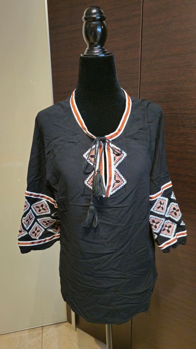 Blusa estiva bianca ricamata