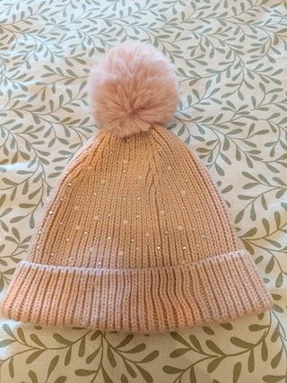 Gorro rosa con pompón y brillantes 