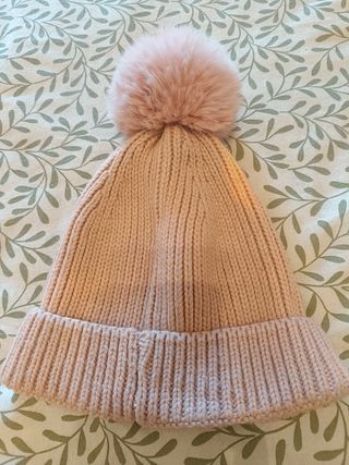 Gorro rosa con pompón y brillantes 