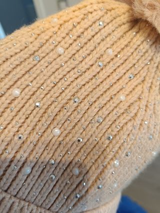 Gorro rosa con pompón y brillantes 