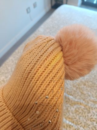 Gorro rosa con pompón y brillantes 