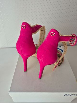 Sandalias Guess tacón rosa