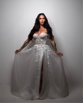 Vestido de novia etéreo con corsé floral