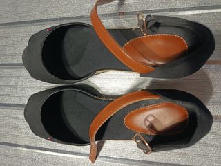 Zapatos cuña negros marrones