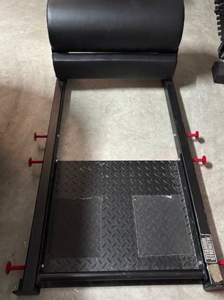 Máquinas de gimnasio y porta barras y discos.
