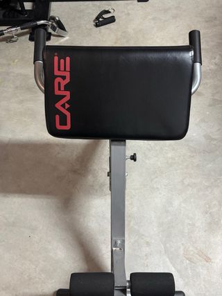 Máquinas de gimnasio y porta barras y discos.