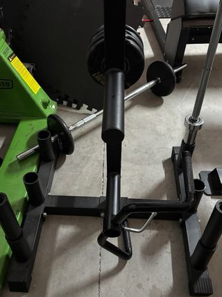 Máquinas de gimnasio y porta barras y discos.