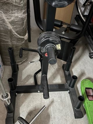 Máquinas de gimnasio y porta barras y discos.
