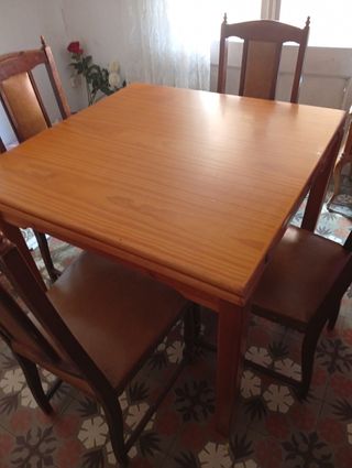Mesa de Comedor i fiesta ,con 4 Sillas , doblable.