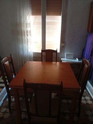 Mesa de Comedor i fiesta ,con 4 Sillas , doblable.