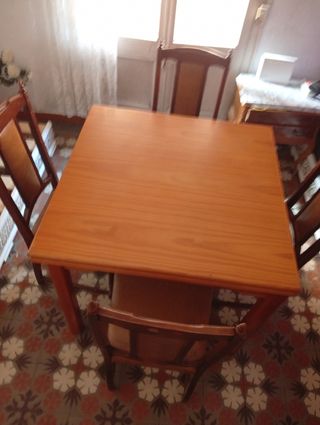 Mesa de Comedor i fiesta ,con 4 Sillas , doblable.