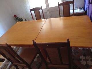 Mesa de Comedor i fiesta ,con 4 Sillas , doblable.
