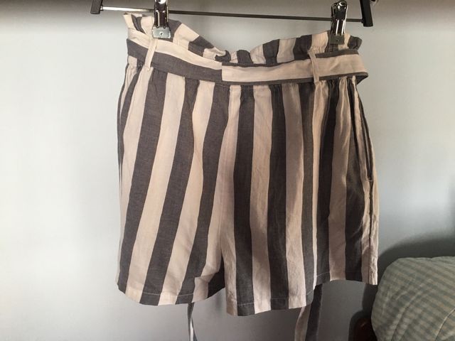 Shorts rayas grises y blancas