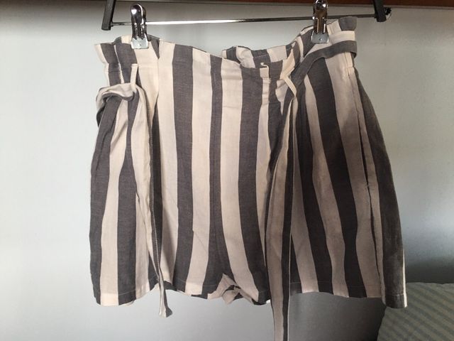 Shorts rayas grises y blancas