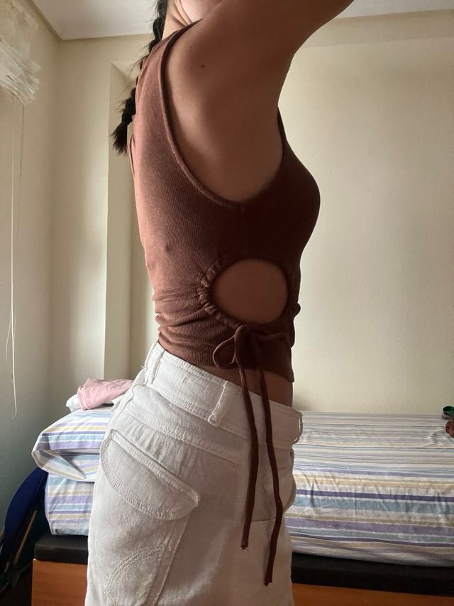 Top marrón ajustado con aberturas