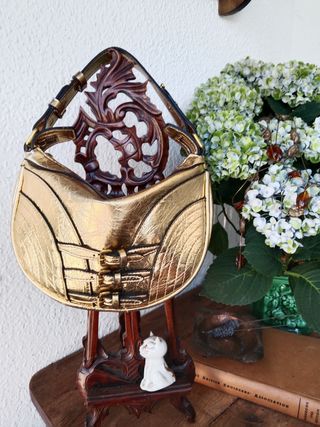 Bolso dorado efecto metal + collar de regalo 