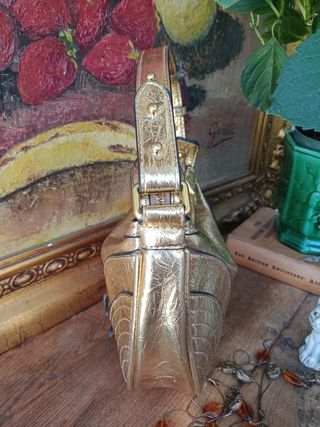 Bolso dorado efecto metal + collar de regalo 
