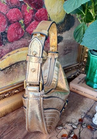 Bolso dorado efecto metal + collar de regalo 
