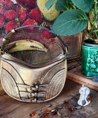 Bolso dorado efecto metal + collar de regalo 