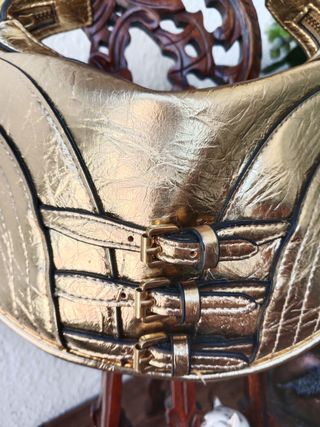 Bolso dorado efecto metal + collar de regalo 