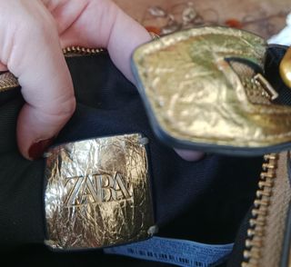 Bolso dorado efecto metal + collar de regalo 
