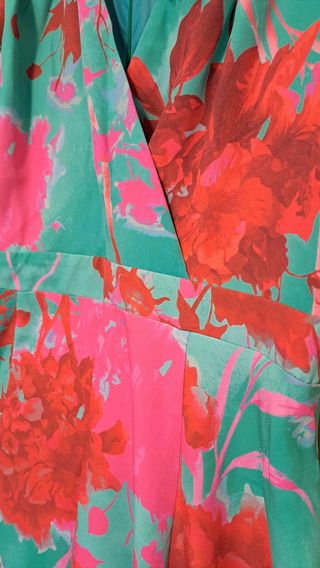 Vestido fiesta estampado flores, con fondo verde