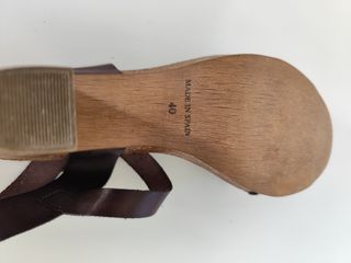 Elegantes zapatos de tacón de piel auténtica