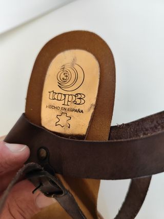 Elegantes zapatos de tacón de piel auténtica