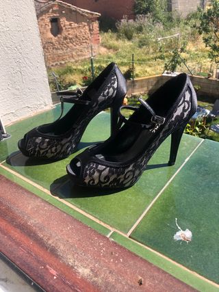 Zapatos tacón negros encaje plata