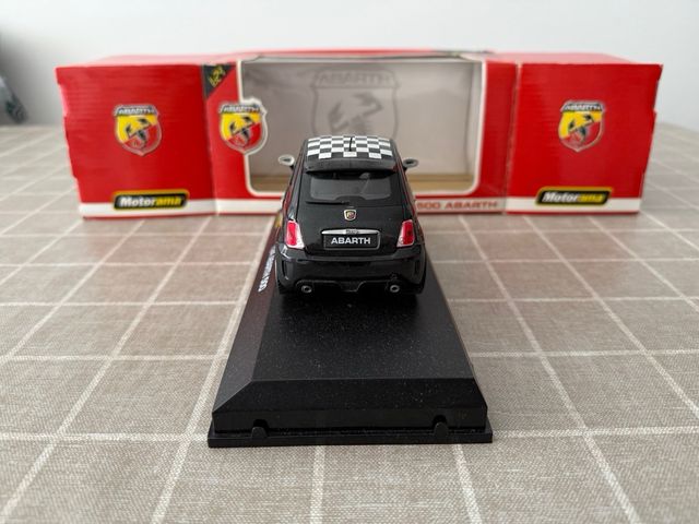 Miniatura coche Abarth 500 1:24