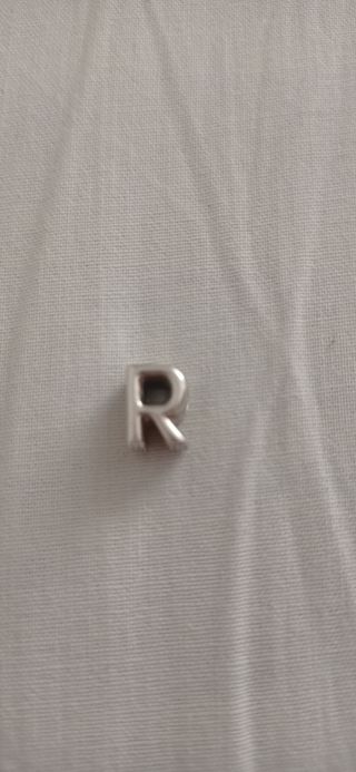 Charm Pandora letra R plata