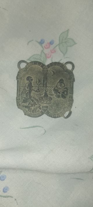 Chapa antigua con figuras