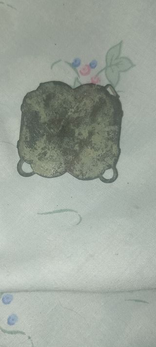 Chapa antigua con figuras