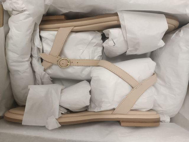 Sandalias planas Ted Baker beige