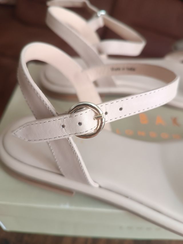 Sandalias planas Ted Baker beige
