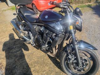 Suzuki Bandit 650 con baúl