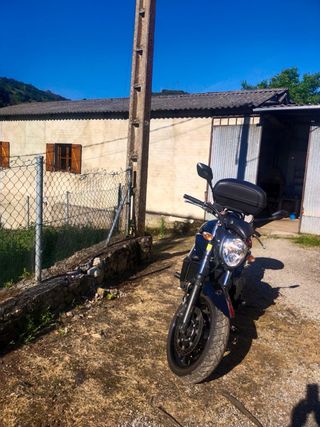 Suzuki Bandit 650 con baúl