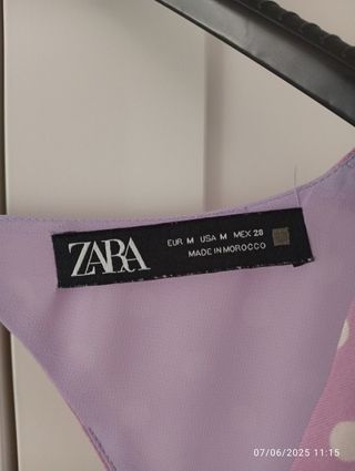 Vestido satinado de lunares de Zara