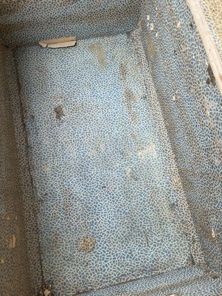 Baúl antiguo azul y marrón