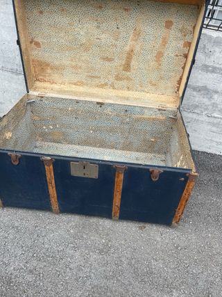 Baúl antiguo azul y marrón