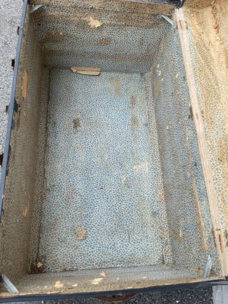 Baúl antiguo azul y marrón