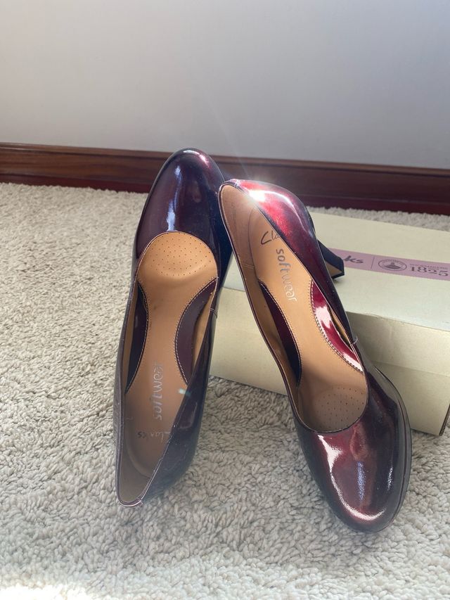 Salones Clarks charol granate