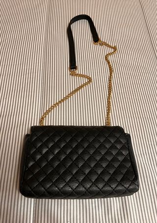 Bolso negro cadena dorada