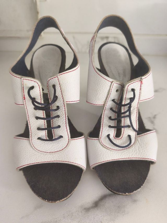 Sandalias tacón, buenas. Nature piel blancas.