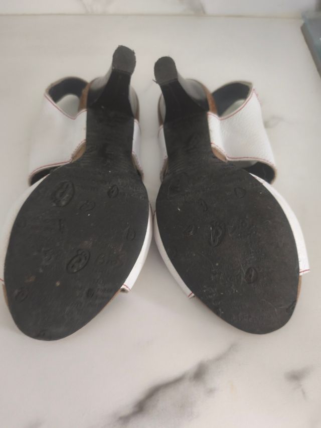 Sandalias tacón, buenas. Nature piel blancas.