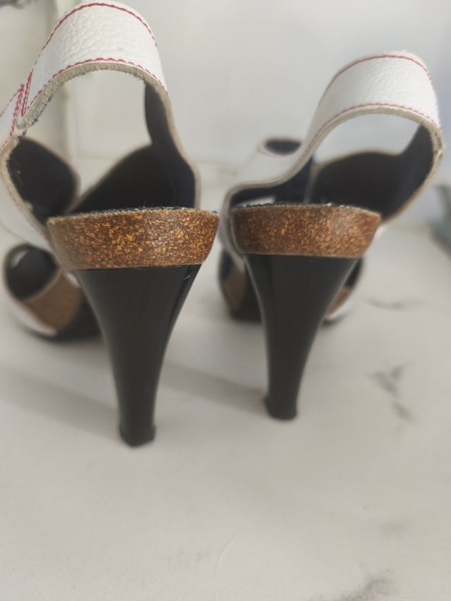 Sandalias tacón, buenas. Nature piel blancas.