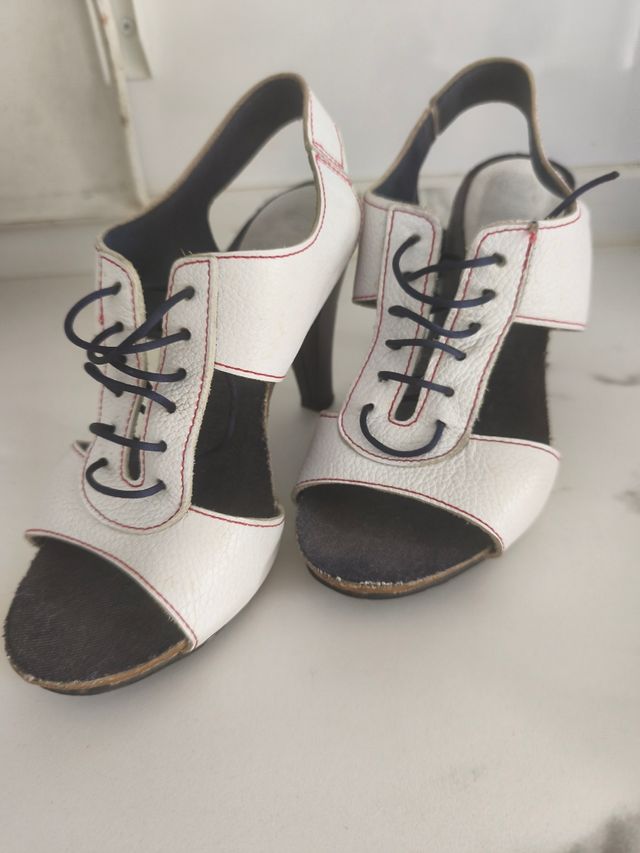 Sandalias tacón, buenas. Nature piel blancas.