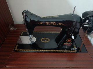 Máquina de coser Alfa Antigua