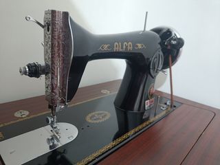 Máquina de coser Alfa Antigua